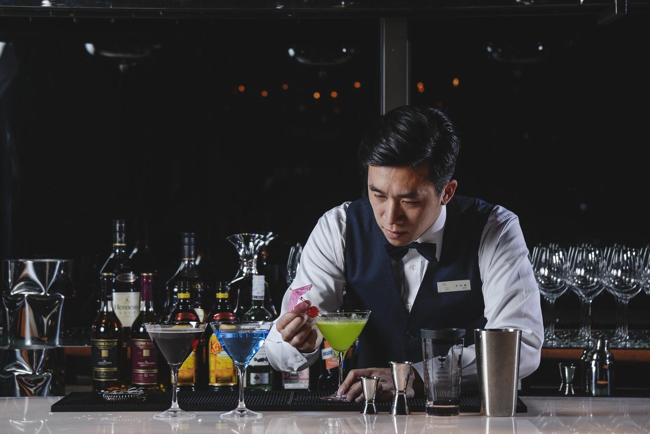 Cuncyue Hot Spring Resort Луодонг Екстериор снимка Bartender at work