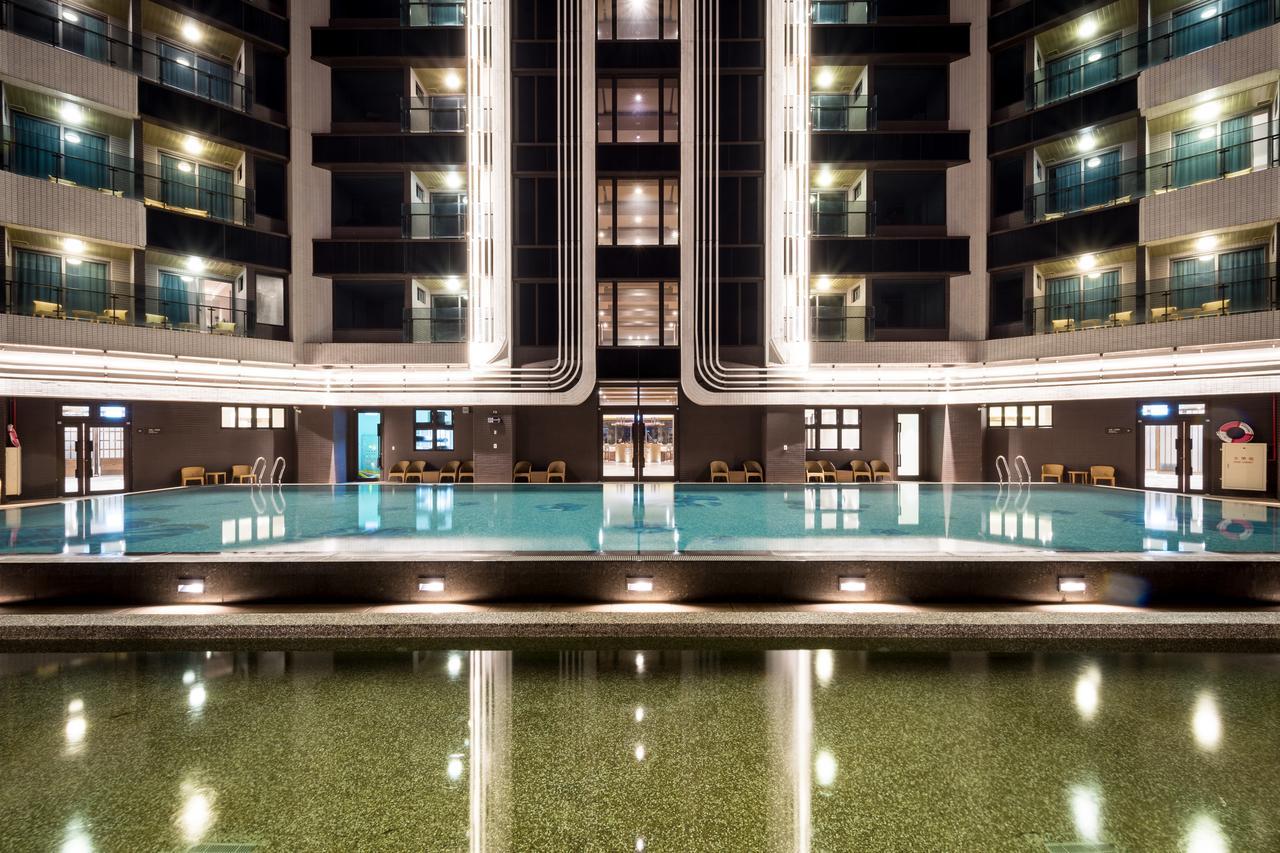 Cuncyue Hot Spring Resort Луодонг Екстериор снимка The swimming pool at the hotel